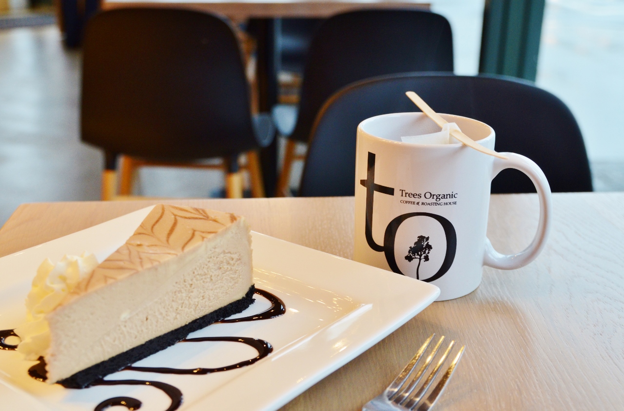 mocha-cheesecake-and-tea-from-trees-organic-van_3949km